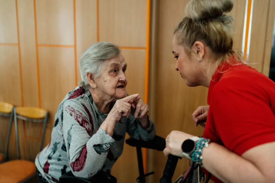 Personne âgée en conversation avec une accompagnante à son domicile