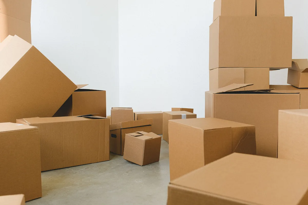 Cartons empilés lors du tri des affaires dans une succession