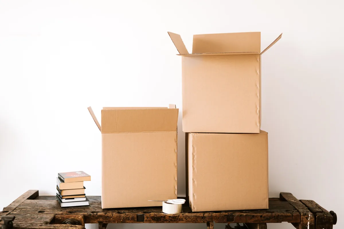 Cartons de déménagement empilés dans un appartement vidé