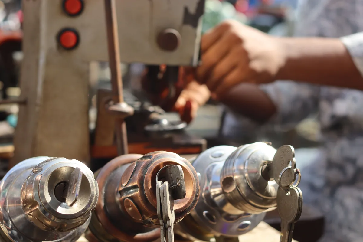 Outils de serrurier et machine à tailler les clés sur un établi