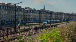 Façades anciennes des quais de Bordeaux avec le tramway