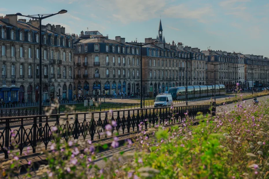 Façades anciennes des quais de Bordeaux avec le tramway